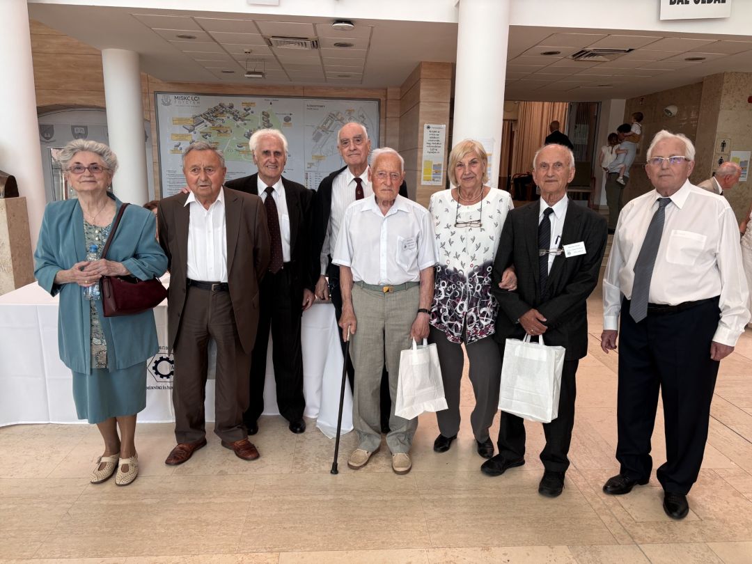 65 Êves dipomaosztás csoportkÊpe.jpg